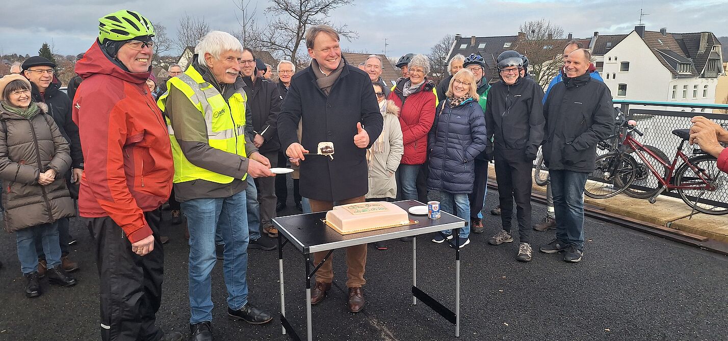 7. Geburtstag 3. Bauabschnitt Robert Dedden, Georg Schäfer und Claus Jacobi mit Geburtagstorte und Gästen