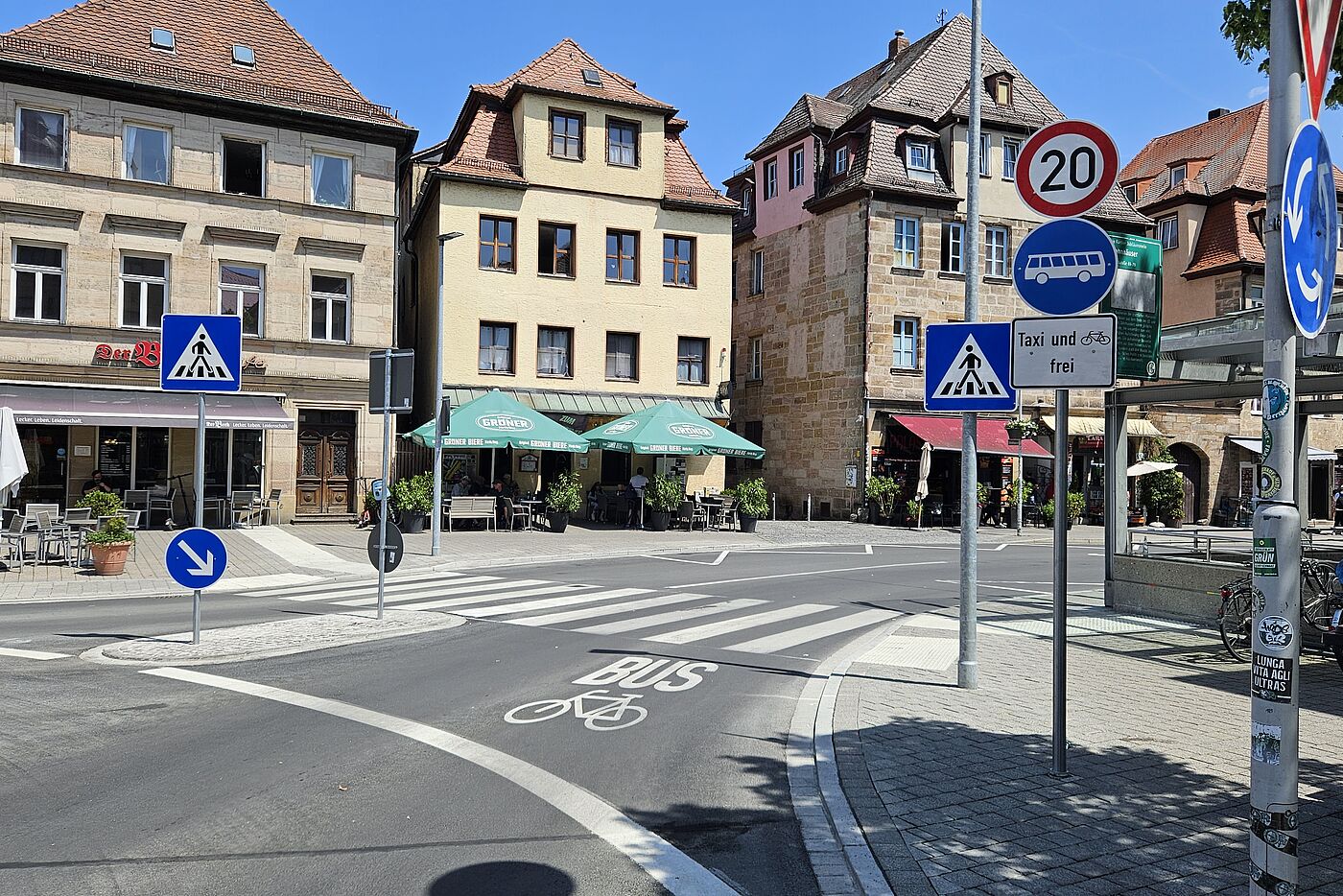 Ausfahrt Kreisverkehr Ausfahrt vom Kreisverkehr in die Bushaltestelle