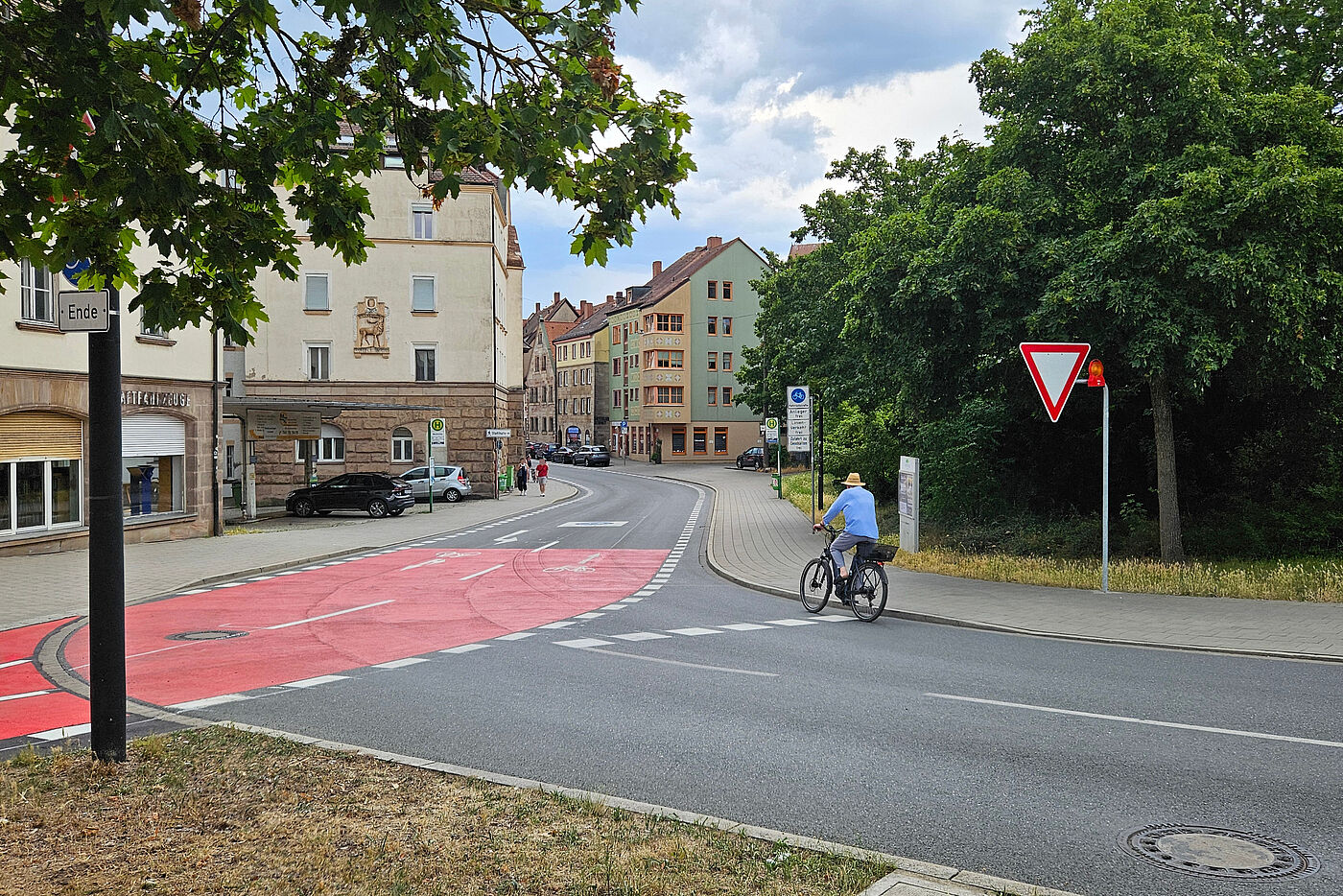 Anfang Königstraße Vorfahrt gewähren Schild mit Blinklicht für Autofahrer von Richtung Maxbrücke
