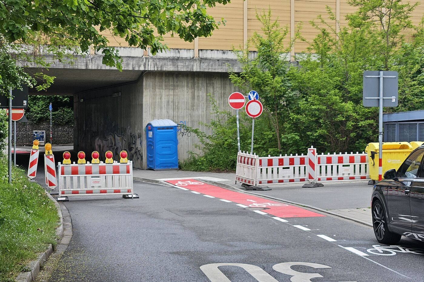 In die Bahnunterführung
