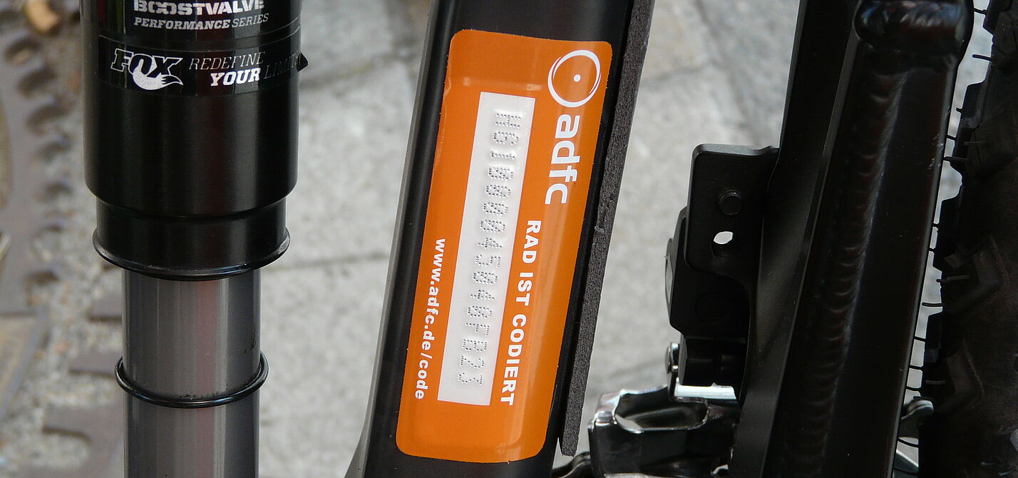 Codierschild Schild mit Codierungs-Code auf dem Fahrradrahmen