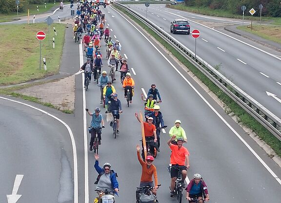 Radfahrende bei Fahrraddemo Radfahrende auf Straße bei der Fahrraddemo