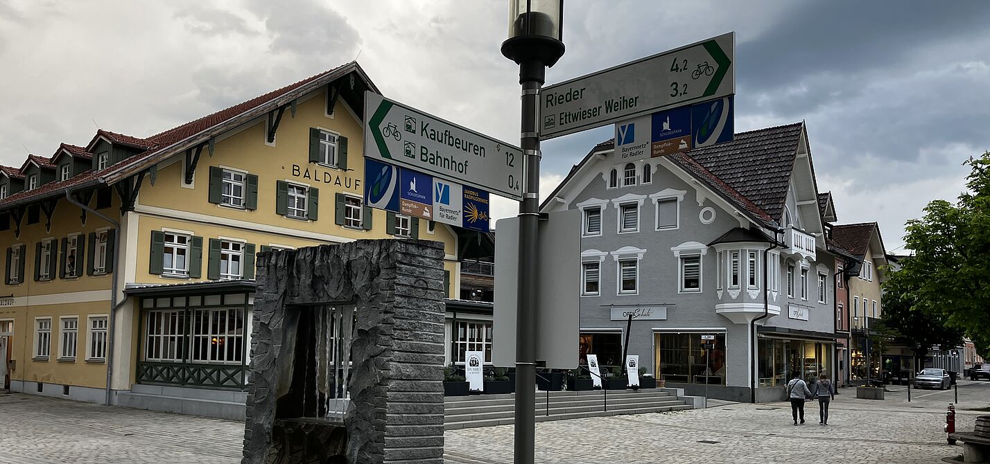 Stadtplatz Wegweiser vor Wirtshaus