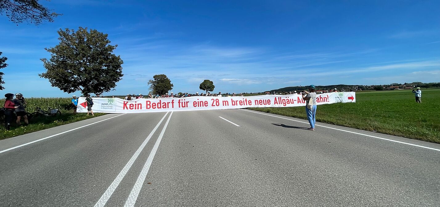 Demonstranten mit Banner auf der B12 Demonstranten mit Banner auf breiter Straße