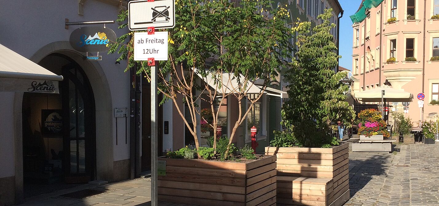 Sitzmoebel_in_Kaufbeuren Sitzkisten aus Holz mit Pflanzen in der Innenstadt
