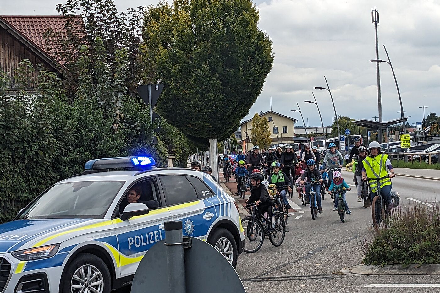 KM MOD Polizei Polizeiauto fährt vor demonstrierenden Radlern