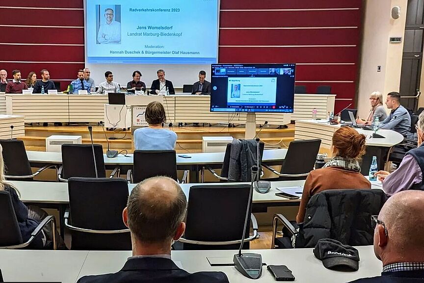 Radverkehrskonferenz 2023 Personen tagen bei der Radverkehrskonferenz 2023