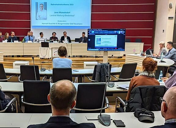 Personen tagen bei der Radverkehrskonferenz 2023