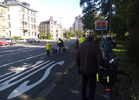 Die Teilnehmenden der Schulung stehen an der Gisselberger Strasse und besprechen die Verkehrssituation sowie mögliche Verhaltensweisen.