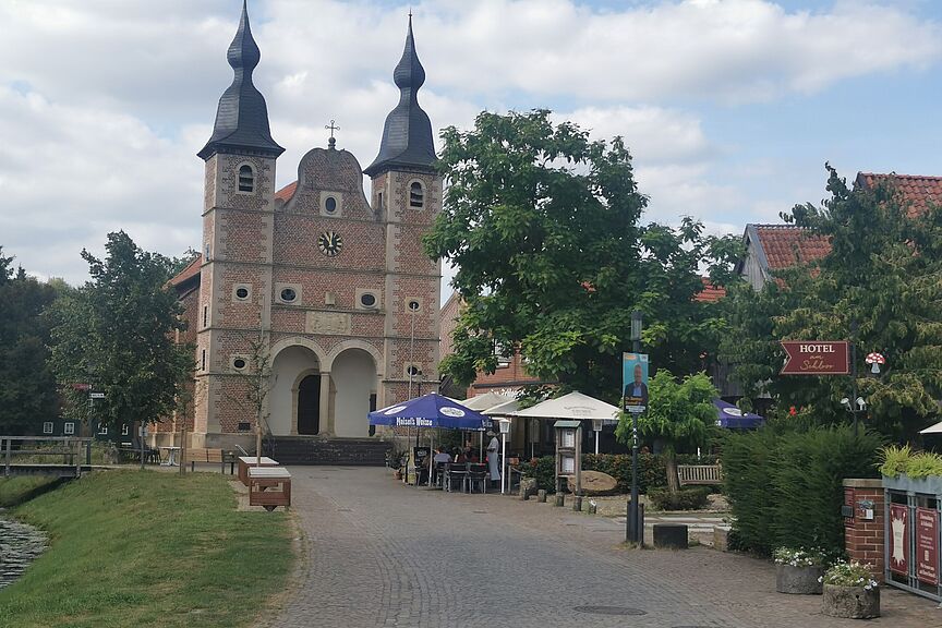 Schloss Rasefeld Ein gepflasterter Weg führt zum kleinen Schloss Raesfeld