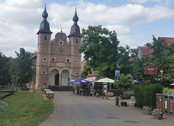 Ein gepflasterter Weg führt zum kleinen Schloss Raesfeld