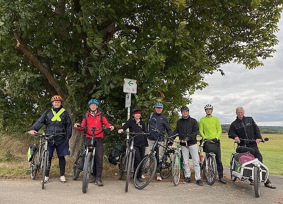 Sieben Radfahrende posieren mit ihren Fahrrädern vor einer grossen Eiche am Lahnradweg kurz vor Fronhausen.