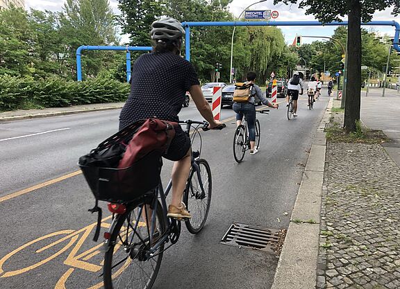 Schnellbauelement geschützter Radfahrstreifen (Pop-up-Radweg) mit Baken. Schnellbauelement geschützter Radfahrstreifen (Pop-up-Radweg) mit Baken.