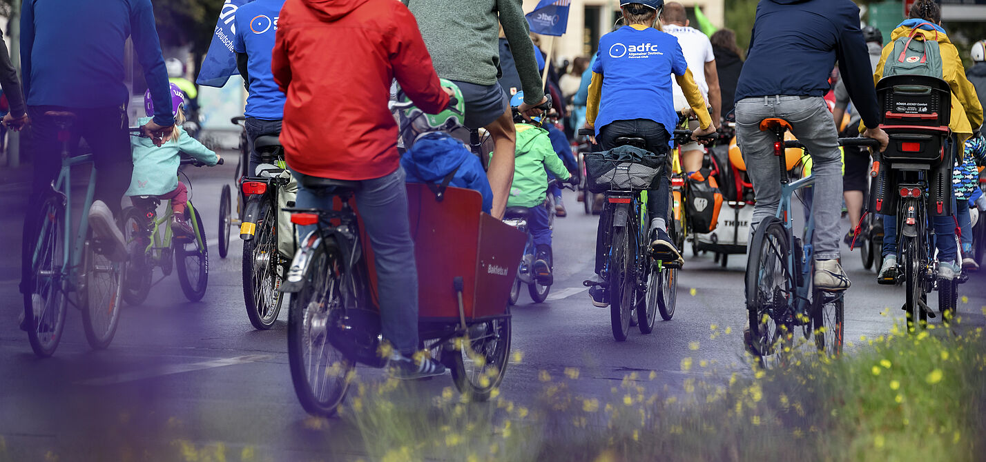Menschen auf Rädern bei Kidical Mass Demo