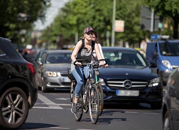 Lebenswert? Autos dominieren auf den Straßen. Fahrradfahren im täglichen Verkehr