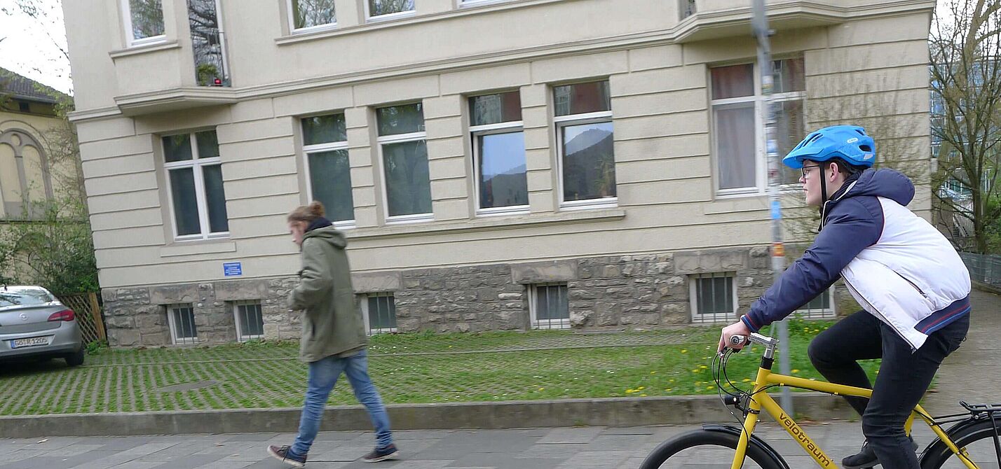 Radfahrer und Fußgänger