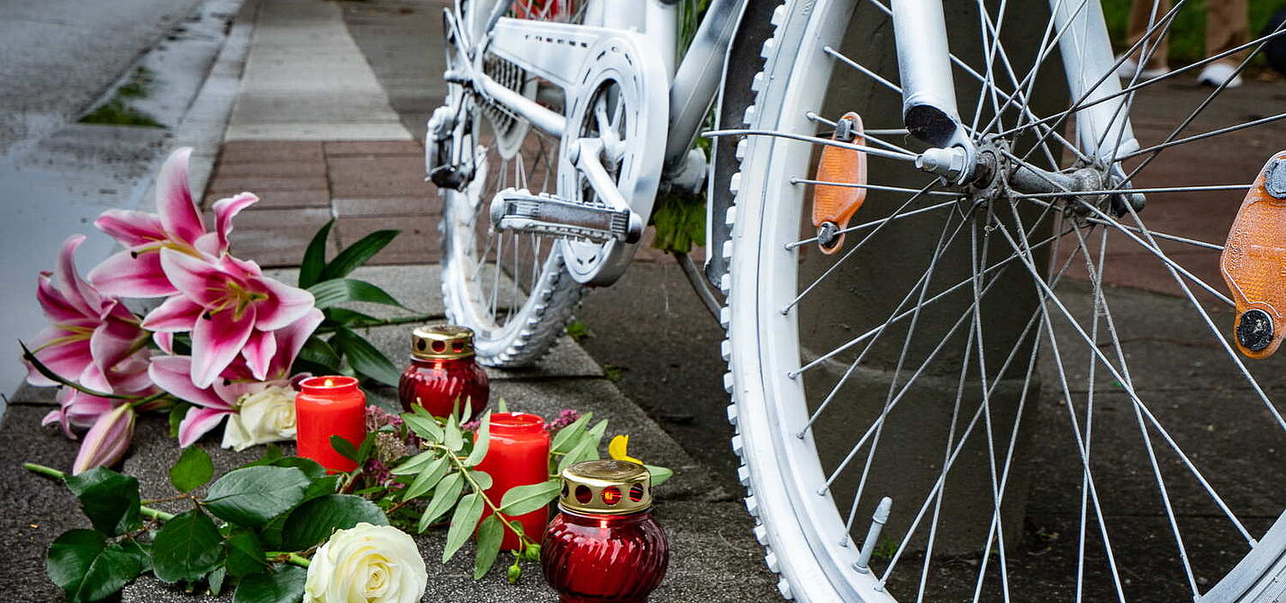 Ghost Bike Ein weiß bemaltes Fahrrad mit Blumen